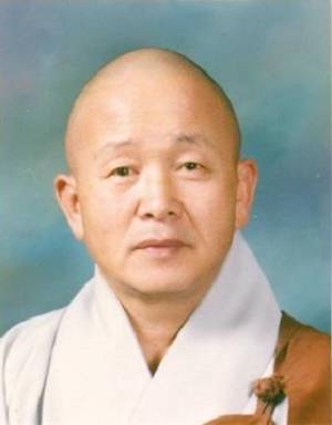 '2017년 제33회 자랑스러운 시민상' 대상 수상자로 선정된 감로사 주지 혜총스님. (사진제공=부산시)