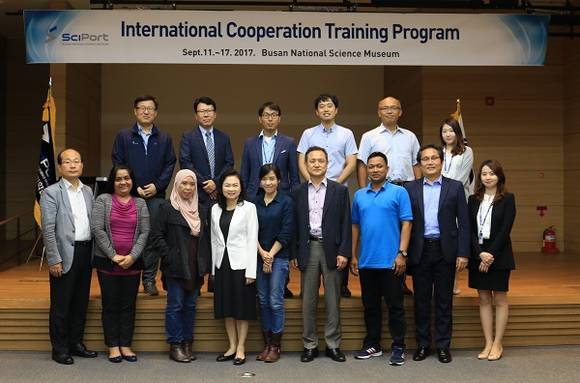 국립부산과학관 및 동남아시아 5개국 과학관 관계자들이 기념촬영을 하고 있다. (사진제공=국립부산과학관)