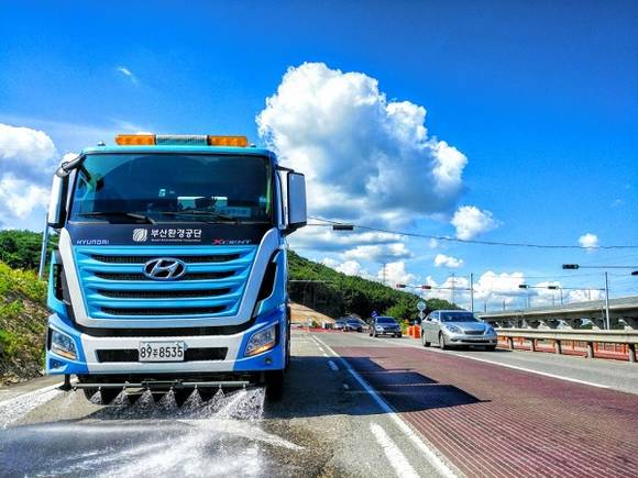 부산환경공단이 출범 1주년을 맞아 발표한 자료에 따르면 분진제거농도가 작년 동기 대비 67%이상, 물청소 후 수질오염 농도는 70% 이상 줄어든 것으로 나타났다. (사진제공=부산환경공단)