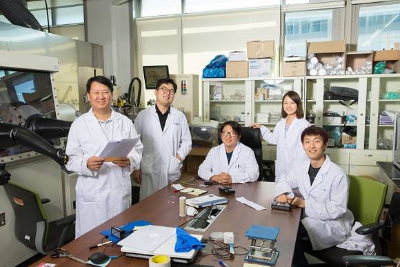 알루미늄 전극을 쓰는 페로브스카이트 태양전지 소자를 개발한 연구진의 모습. 왼쪽부터 김동석 KIER 센터장, 조임현 KIER선임연구원, 김기환 UNIST 연구교수, 김민진 KIER 학생연구원, 장형수 UNIST 학생연구원. (사진제공=UNIST)