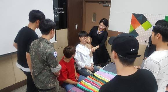 부산시는 창조경제혁신센터와 함께 지난 18일 동의과학대학교 진리관에서 면접 이미지 특강을 실시했다. 이를 시작으로 대학별 특강을 진행한 후, 교내 취업 프로그램과 연계해 오는 11월까지 취업 준비생들에게 정장코디, 메이크업, 면접 사진촬영, 모의면접을 혜택으로 제공할 예정이다. (사진제공=부산시)