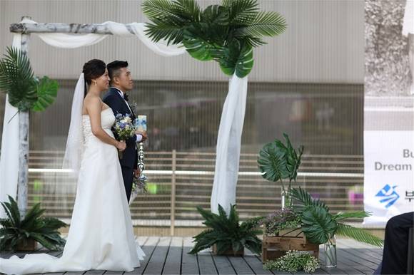 '부산드림(Dream)결혼식'의 다섯 번째 행운의 주인공은 한의사로 재직 중인 A(35)씨 커플로, 오는 24일 오전 11시 30분에 부산시민공원에서 결혼식을 한다. (사진제공=부산시)