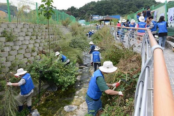 동의대는 지난 23일 '2017 동의 청년, 마을하자 빅이벤트'를 진행했다. (사진제공=동의대학교)