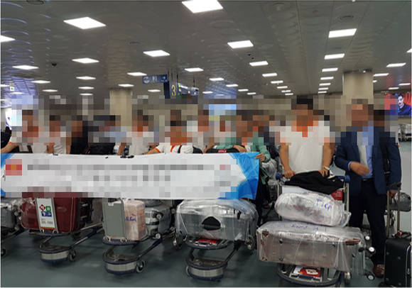 부산지방경찰청 국제범죄수사대는 25일 'D-4-6(기술연수)비자' 발급을 위해 한국어능력시험에서 부정한 방법으로 급수를 취득해 국내대학 산업연수유학생으로 대규모 불법입국 시도한 국내외 알선책, 산업연수생 등 총 23명을 검거했다고 밝혔다. 사진은 붙잡힌 일당들이 불법입국을 한 후 촬영한 기념사진. (사진제공=부산경찰청)