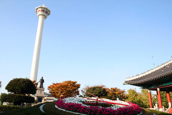 부산시는 오는 27일 '부산타워'가 세계타워연맹(WFGT, World Federartion of Graet Tower)에 가입, 공식등록 확정을 통보받아 세계유명타워와 어깨를 나란히 하게 됐다고 26일 밝혔다. (사진제공=부산시)