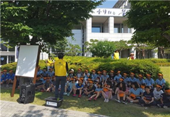 부산시는 오는 19일 오전 10시 30부터 시청사 정문 광장에서 상자텃논에 재배한 벼를 꼬마농부 30여 명이 직접 수확과 탈곡에 참여하는 '상자텃논 수확행사'를 한다고 16일 밝혔다. 사진은 지난 6월 14일 모내기 모습. (사진제공=부산시청)