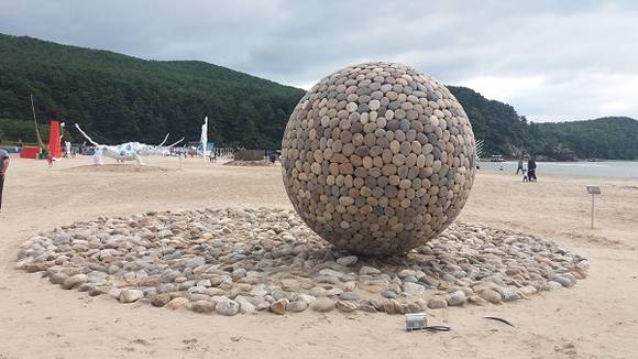 강인구, <바위, 바다를 만나다>. (사진=CNB 이소정 기자)
