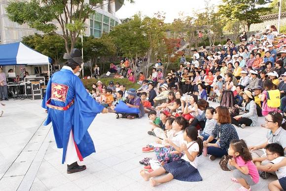 10월, 국립부산국악원에서 '연희공방 음마갱깽'의 <브레멘 음악대>와 타악, 사물놀이, 체험이 어우러진 잔치 한마당을 펼친다. (사진제공=국립부산국악원)