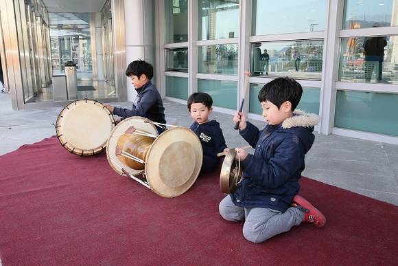 본 공연에 앞서 오후 3시에 진행하는 <국악체험>은 국립부산국악원 무용단의 '소고춤'을 보고 '소고'도 직접 배워보는 시간으로 누구나 참가할 수 있는 문화 프로그램이다. (사진제공=국립부산국악원)