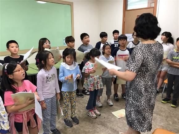 한국수력원자력(주)과 (재)부산문화회관은 오는 18일 '그린어린이합창단-드림콘서트'를 부산문화회관 대극장에서 개최한다. 사진은 연습현장. (사진제공=한국수력원자력)