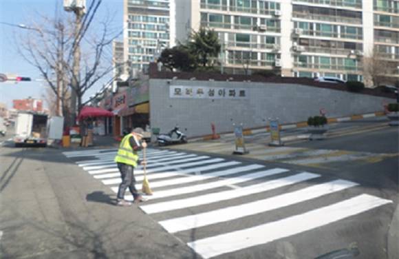부산시와 부산경찰청은 구조적으로 차량과 보행자가 혼재되는 곳에 보행자 안전 강화와 보행편의 제고를 위한 횡단보도 집중 정비 및 설치를 강화 추진한다고 17일 밝혔다. (사진제공=부산경찰청)
