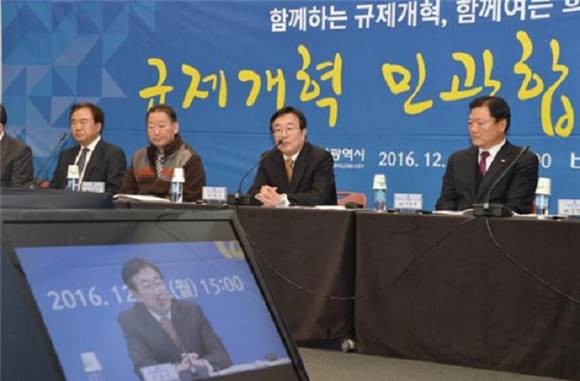 부산시는 오는 23일 오후 2시 해운대 벡스코에서 서병수 시장 주재로 기업체 대표와 시민, 시·구·군의 규제개혁 관련 공무원 등 200여 명이 참석한 가운데 '규제개혁 민관합동 토론회'를 개최한다. 사진은 지난해 열린 '규제개혁 민관합동 토론회'. (사진제공=부산시청)