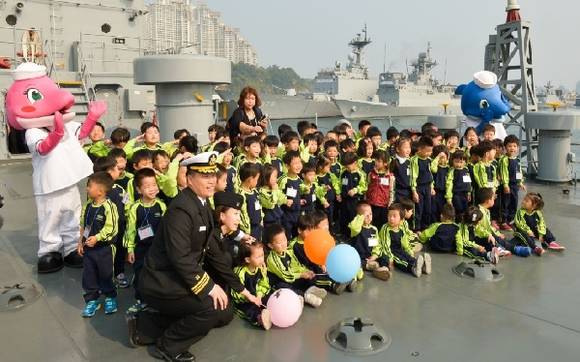 '2017 부산국제조선해양대제전(MARINE WEEK 2017)'이 이번 달 24일부터 27일까지 부산 벡스코에서 열린다. 사진은 함정공개행사 기념촬영. (사진제공=부산시청)