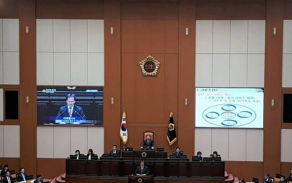 부산시의회 해양교통위원회 이희철 의원은(자유한국당, 남구1) 23일 열린 265회 임시회 5분자유발언을 통해 부산항의 재도약과 부산항의 고부가가치화를 위해 부산을 모항으로 하는 크루즈산업 육성을 강력히 촉구했다. (사진=CNB뉴스 이소정 기자)