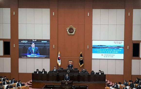 정동만 부산시의원(기장군1 기장읍, 자유한국당)은 제265회 임시회 5분 자유발언에서 동남권 방사선 의·과학 산업단지내에 있는 교육시설용지의 용도변경에 대해 지역주민의 의견을 무시한 채 강행하려고 한다며 이에 문제점을 제기했다. (사진=CNB뉴스 이소정 기자)