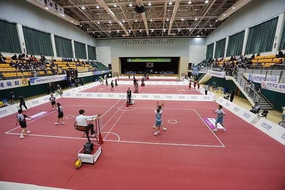 부산환경공단 여자 선수단(감독 곽성호)은 이번 대회에서 인천체육회를 2대 0으로 누르고 금메달을 획득함으로써 지난해에 이어 올해 국내에서 열린 세팍타크로 전 대회 우승이라는 그랜드슬램을 달성, 최정상에 올랐다. (사진제공=부산환경공단)