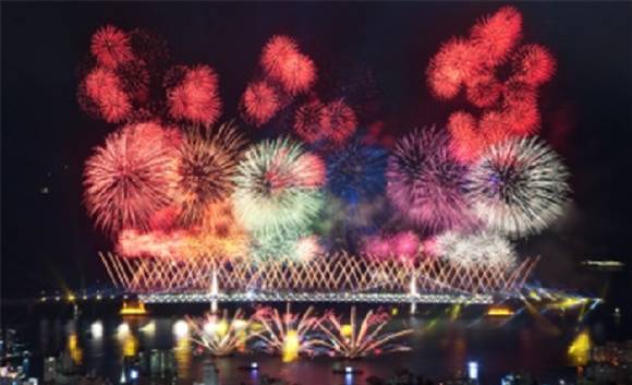 부산시는 '제13회 부산불꽃축제'가 이번 달 28일 개최됨에 따라, 관람객들의 안전과 편의를 위해 행사장 주변 및 광안대로의 교통을 통제하고 안전·단속요원 배치, 대중교통 증편, 주차장 확보 등 교통종합대책을 추진한다.'제13회 부산불꽃축제'가 이번 달 28일 개최됨에 따라, 관람객들의 안전과 편의를 위해 행사장 주변 및 광안대로의 교통을 통제하고 안전·단속요원 배치, 대중교통 증편, 주차장 확보 등 교통종합대책을 추진한다. (사진제공=부산시청)