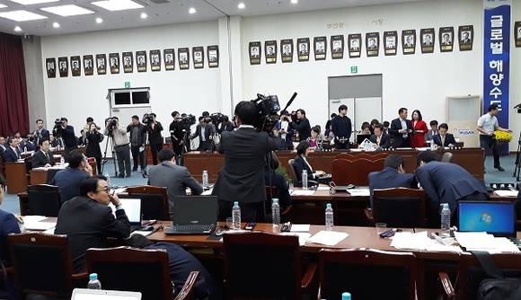 24일 부산시 국정감사에서 더불어민주당 김영호 의원은 서병수 부산시장에게 "자료 화면은 엘시티로부터 뇌물을 받은 사람 리스트가 포함된 문건이다. 부산검찰청으로부터 부산시에 이례적으로 이런 문건이 전달됐다"며 "이 자료를 받고 어떤 조치를 취했나"고 질의했다. (사진=CNB 뉴스 이소정 기자)