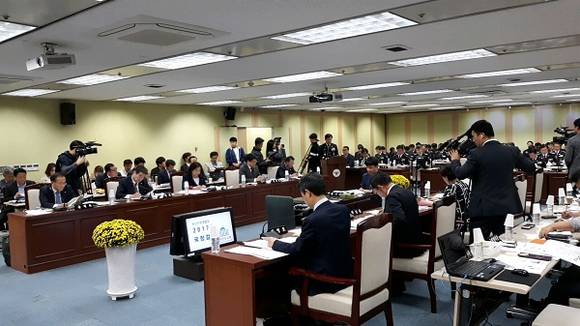 24일 부산경찰청 국정감사 질의에서 더불어민주당 박남춘 의원(행정안전위원회, 인천남동갑, 인천시당위원장)은 "부산 집단폭행 피해 여중생은 보호제도가 있다는 걸 피해자가 전혀 설명 받지 못 했다"고 질타했다. (사진=CNB 뉴스 이소정 기자)