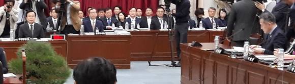 24일 부산시 국정감사 질의에서 더불어민주당 표창원 의원(경기 용인정)이 "최근 불거진 부산 시내버스 회사들의 비리는 부산시의 시내버스 회사들에 대한 관리·감독 부실에서 비롯된 것이다"고 지적했다. (사진=CNB 뉴스 이소정 기자)