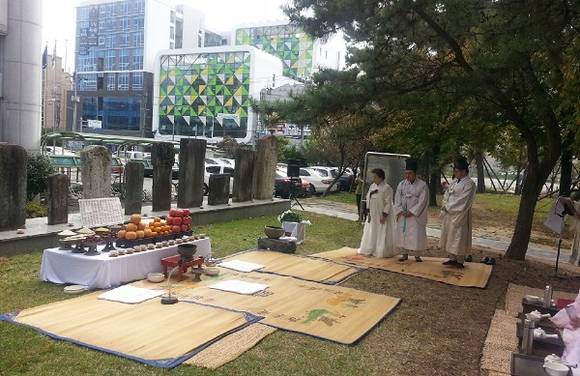 김해문화원(원장 이양재)은 '조선조 김해부사선정 헌다례'를 28일 오전 나비공원에 모셔진 선정비 앞에서 거행했다. (사진=CNB뉴스 이소정 기자)