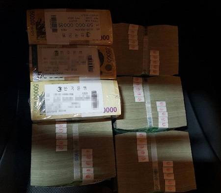 피의자가 운영자들로부터 현금을 받은 후 현장별 금액 확인을 위해 촬영한 사진. (사진제공=부산경찰청)