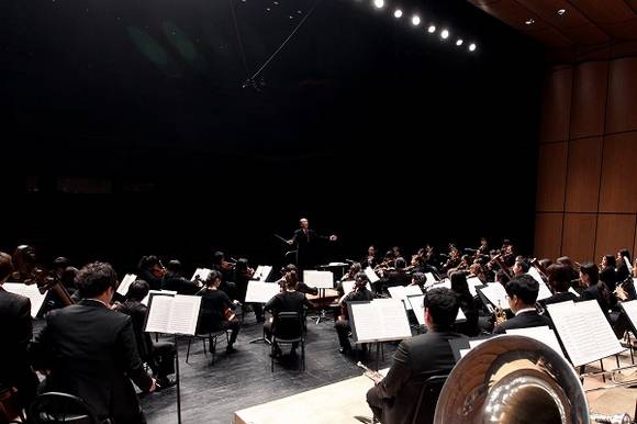 지휘자 금난새와 뉴월드 필하모닉 오케스트라의 '금난새와 함께하는 <베토벤 심포니 사이클>'의 두 번째 무대가 오는 19일 부산문화회관 대극장에서 개최된다. (사진제공=부산문화회관)