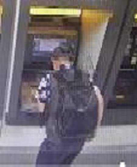 해수욕장이나 유원지에서 지나가는 부녀자에게 길을 묻는 등 접근해 방심한 틈을 타 신용카드를 훔쳐 현금 인출해 버리는 수법으로 수천만 원 상당을 훔친 50대가 경찰에 붙잡혔다. (사진제공=부산경찰청)