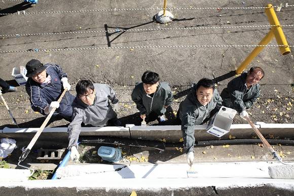지난 11일 밀양서 진행된 부산대 '효원기술봉사단' 재능기부 봉사활동 사진. (사진제공=부산대)