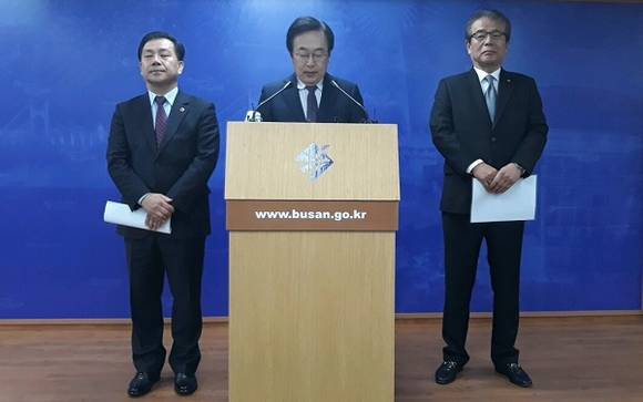 16일 오전 서병수 부산시장, 부산시의회 백종헌 의장, 조성제 부산상의 회장은 부산시청 브리핑룸에서 기자회견을 열고 최근 기장해수담수화 수돗물 공급과 관련한 언론보도에 대해 반박 의견을 밝혔다. (사진=CNB뉴스 이소정 기자)
