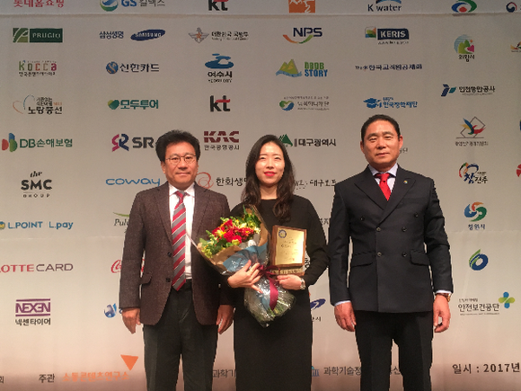 김다운 뉴미디어팀장(가운데)이 박영락 인터넷소통협회장(왼쪽), 방재홍 인터넷신문위원장(오른쪽)으로부터 영예의 Leading Star상을 수상하고 있다. (사진제공=부산시)
