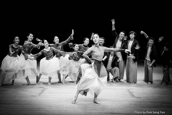 부산출신 네 명의 안무자가 참여하는 부산시립무용단은 제77회 정기공연 '댄스 포스'가 오는 23일과 24일 양일간 부산문화회관 대극장에서 개최된다. (사진제공=부산문화회관)
