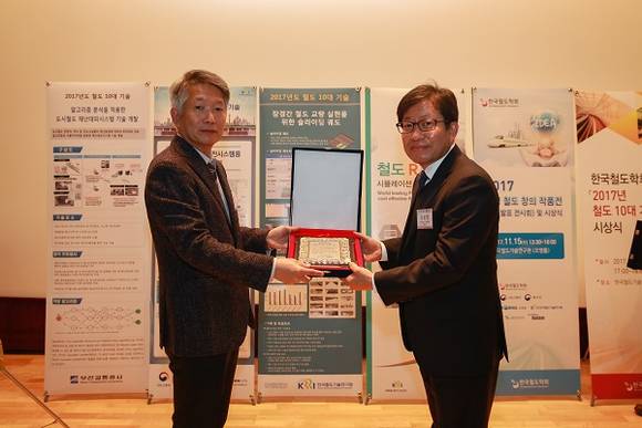 공사가 수상한 '알고리즘 분석을 적용한 도시철도 재난대피시스템 기술'은 전동차나 역사 등에서 재난 발생 시 사물인터넷(IoT) 기술을 통해 최적 대피경로를 산출해 보다 많은 인명과 재산을 보호할 수 있게 하는 기술이다. (사진제공=부산교통공사)