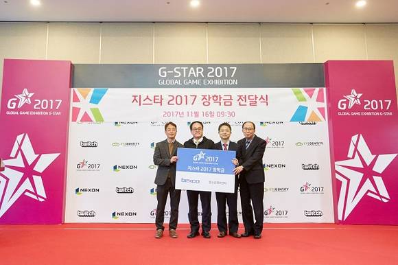 벡스코 함정오 대표이사(왼쪽에서 두 번째)가 청소년회복센터에 장학금을 전달하고 부산가정법원 천종호 부장판사(오른쪽에서 두 번째), 센터 선생님들과 함께 기념촬영을 하고 있다. (사진제공=벡스코)