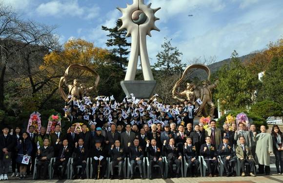 부산 항일 학생 의거 기념식 단체사진. (사진제공=부산지방보훈청)