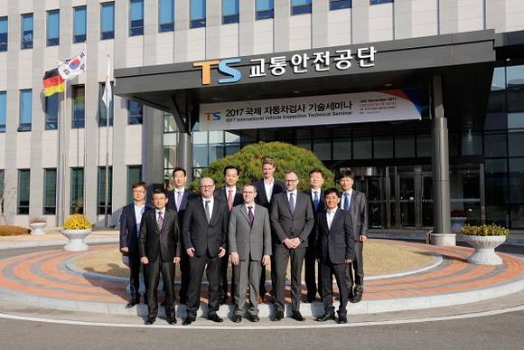지난 14일 교통안전공단 본사에서 공단이 개최한 '2017년 국제 자동차검사 세미나' 참가자들이 기념촬영을 하고 있다. 사진 왼쪽부터 최수광 교통안전공단 검사연구처장, 강동수 교통안전공단 교통안전연구개발원장, 배진민 교통안전공단 검사전략실장, 독일 정부승인검사기관 안드레아스 클로케 검사감독관, 백흥기 교통안전공단 자동차검사본부장, 독일 첨단검사기술연구소 랄프 슈뢰더 본부장, 독일 장비제작사 대니얼 모어 실장, 김재영 교통안전공단 철도항공교통안전본부장, 조원해 교통안전공단 노동조합위원장, 강성열 교통안전공단 검사기준처장. (사진제공=교통안전공단)