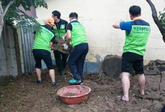 `14년 8월 26일, 기장 장안지역 폭우 피해 복구 봉사 활동 현장. (사진제공=부산경찰청)