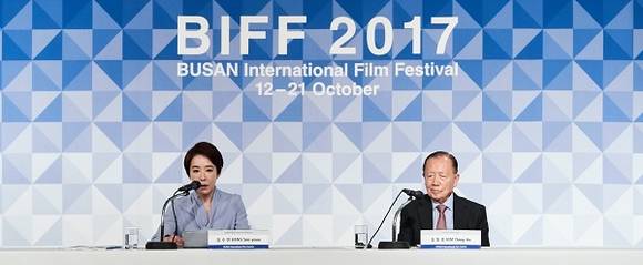 지난 9월 11일 열린 부산국제영화제 기자회견에 참석한 강수연 전 biff 집행위원장(왼쪽)과 강동호 전 biff 이사장(오른쪽). (사진제공=부산국제영화제)