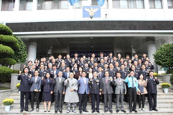 부산 연제경찰서에서 관계자들이 제72주년 경찰의 날 기념사진을 찍고 있다. (사진제공=부산경찰청)