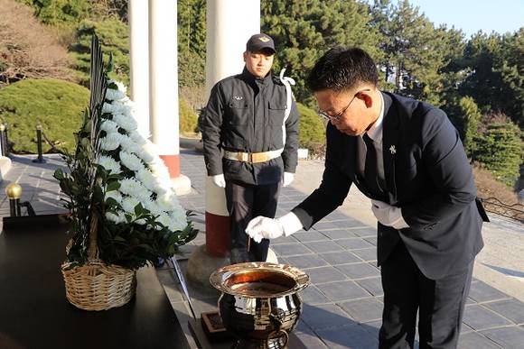 김용무 부산병무청장이 26일 취임을 맞아 충렬사를 참배하고 순국선열과 호국영령의 희생정신을 기리고 있다. (사진제공=부산병무청)