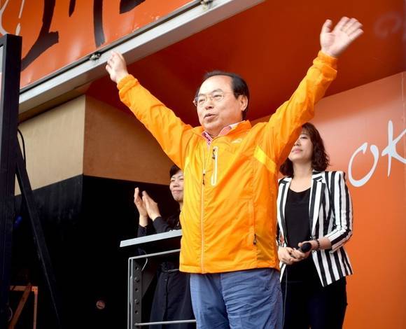 지난 지방선거 당시 오거돈 부산시장 후보가 부산역 광장에서 유세활동을 펼치고 있는 모습. (사진=CNB 최원석 기자)