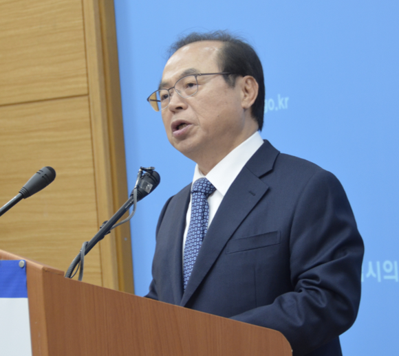 오거돈 전 해수부 장관이 27일 부산시의회 브리핑룸에서 민주당 부산시장 후보 출마 기자회견을 갖고 있다. (사진=CNB 최원석 기자)