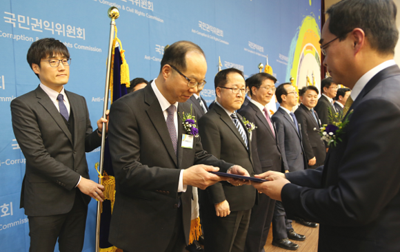 김민호 주택금융공사 부사장(왼쪽 2번째)이 27일 세종시 다솜3로 정부세종컨벤션센터에서 권태성 국민권익위원회 부위원장으로부터 대통령 표창을 수상하고 있다. (사진제공=주금공)