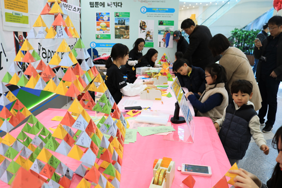 파이데이 행사에 참여하고 있는 관람객들. (사진제공=국립부산과학관)