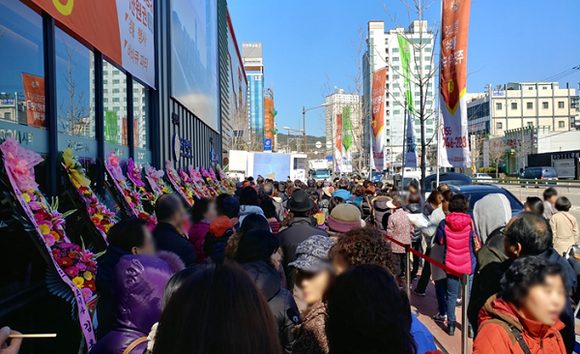 지난 2일 오픈한 '신진주역세권 줌시티 오피스텔' 견본주택을 방문한 시민들 모습. (사진제공=무궁화신탁)