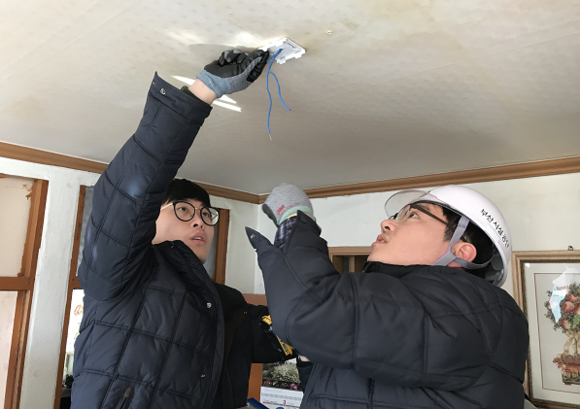 부산시설공단 안전드림닥터들이 12일 부산진구 연지동 지역 한부모 가정을 방문, 전기 안전점검과 LED등기구 교체를 하고 있다. (사진제공=부산시설공단)