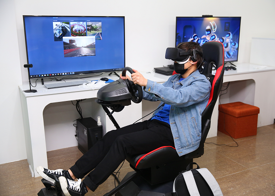 14일 오픈한 와이즈유 가상현실 체험존에서 VR체험을 하고 있는 학생 모습. (사진제공=와이즈유)