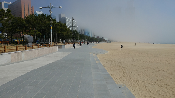 확장공사로 약 1.5배 넓어진 해운대해수욕장 호안도로 모습. (사진제공=해운대구)