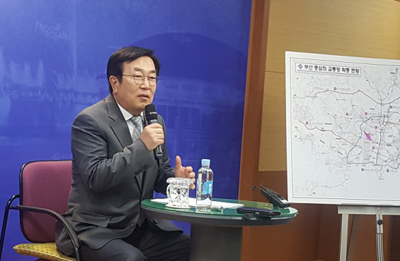 서병수 부산시장이 26일 부산시청 브리핑룸에서 기자회견을 갖고 남부권 거점도시 부산 도약을 위한 교통망 확충 계획을 발표하고 있다. (사진=CNB 최원석 기자)