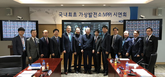 26일 남동발전 진주 본사에서 전력공급형 가상발전소 시연행사 후 참석자들이 기념촬영하고 있다. (사진=남동발전)